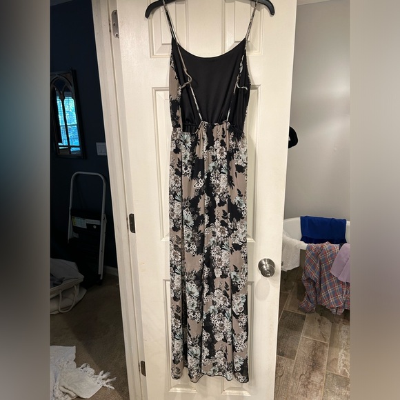 Backless Dark Floral Maxi Dress- Worn Once- Perfect for Fall M/L - Picture 4 of 4